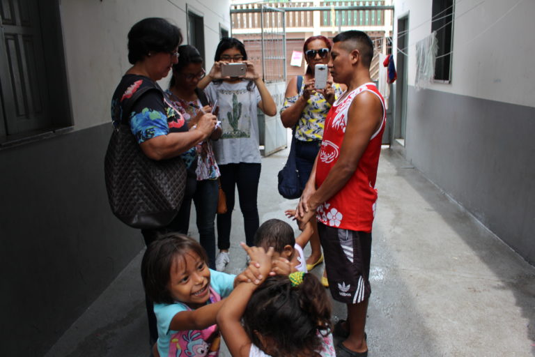 Como vivem os imigrantes venezuelanos de Manaus.