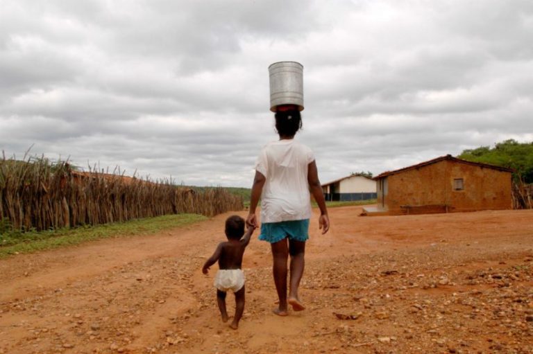 Mulheres são sobrecarregadas pela mudança do clima