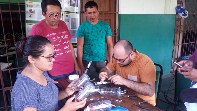 Lâmpadas artesanais de LED são fabricadas durante oficina para agentes eletricistas comunitários do Projeto Tapajós Solar